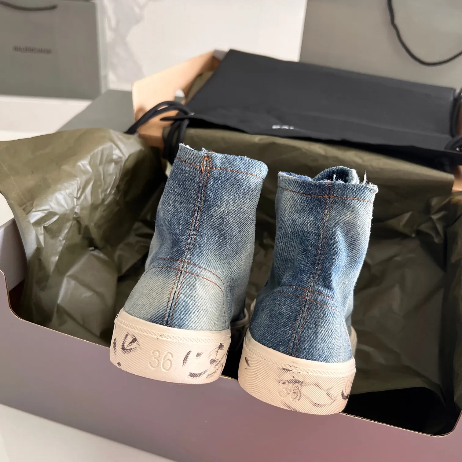 👟👟Ex-factory price 440👟👟 BALENCIAGA washed denim, washed and distressed, half drag, low top, with original packaging, code number: 35-44 (45 customized)